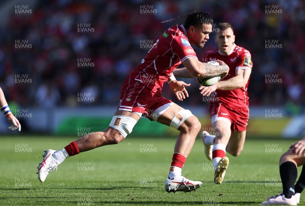 290423 - Scarlets v Glasgow - European Challenge Cup Semi-Final - Vaea Fifita of Scarlets makes a break