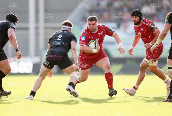 290423 - Scarlets v Glasgow - European Challenge Cup Semi-Final - Wyn Jones of Scarlets is tackled by George Turner of Glasgow