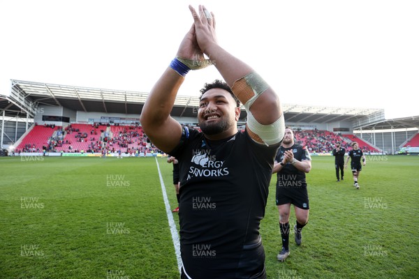 290423 - Scarlets v Glasgow - European Challenge Cup Semi-Final - Glasgow players applaud the travelling fans290423 - Scarlets v Glasgow - European Challenge Cup Semi-Final - 