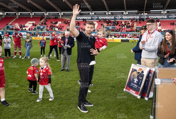 290423 - Scarlets v Glasgow - European Challenge Cup Semi-Final - Leigh Halfpenny receives his leaver's framed shirt