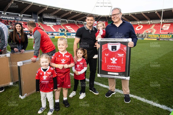 290423 - Scarlets v Glasgow - European Challenge Cup Semi-Final - Leigh Halfpenny receives his leaver's framed shirt