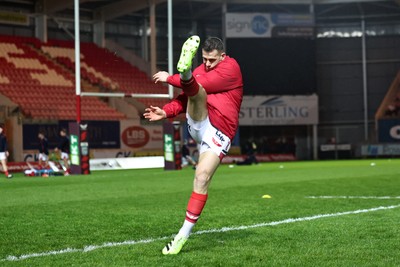 291125 - Scarlets v Glasgow Warriors - United Rugby Championship - Gareth Davies of Scarlets in the warm up 