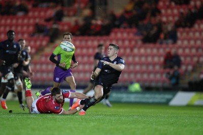 291125 - Scarlets v Glasgow Warriors - United Rugby Championship - Dan Lancaster of Glasgow offloads from a Kemsley Mathias of Scarlets tackle