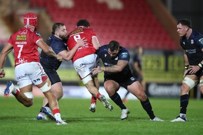 291125 - Scarlets v Glasgow Warriors - United Rugby Championship - Fletcher Anderson of Scarlets on the charge 