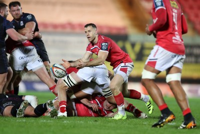 291125 - Scarlets v Glasgow Warriors - United Rugby Championship - Gareth Davies of Scarlets gets the ball away 