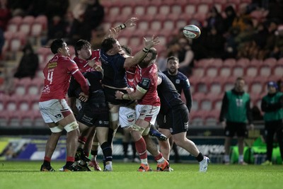 291125 - Scarlets v Glasgow Warriors - United Rugby Championship - Alex Craig of Glasgow offloads under pressure from Jake Ball and Archer Holz of Scarlets