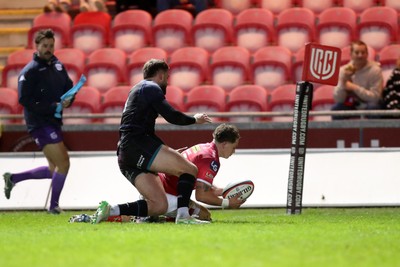 291125 - Scarlets v Glasgow Warriors - United Rugby Championship - Macs Page of Scarlets scores a try 