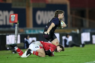 291125 - Scarlets v Glasgow Warriors - United Rugby Championship - Kyle Rowe of Glasgow evades a Iori Badham of Scarlets tackle 