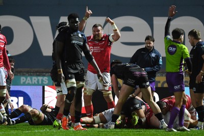 291125 - Scarlets v Glasgow Warriors - United Rugby Championship - Josh Macleod of Scarlets scores a try