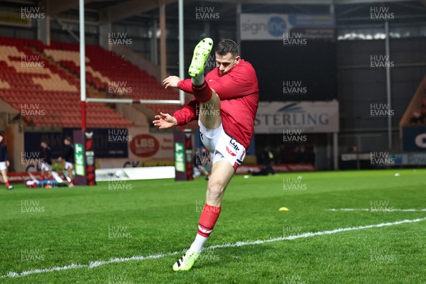 291125 - Scarlets v Glasgow Warriors - United Rugby Championship - Gareth Davies of Scarlets in the warm up 