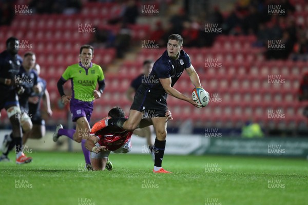 291125 - Scarlets v Glasgow Warriors - United Rugby Championship - Dan Lancaster of Glasgow offloads from a Kemsley Mathias of Scarlets tackle 