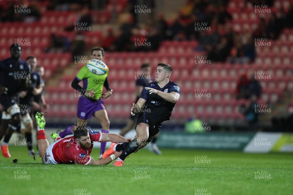 291125 - Scarlets v Glasgow Warriors - United Rugby Championship - Dan Lancaster of Glasgow offloads from a Kemsley Mathias of Scarlets tackle
