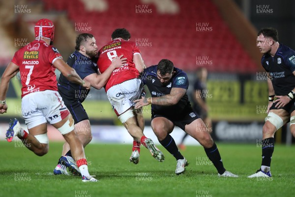 291125 - Scarlets v Glasgow Warriors - United Rugby Championship - Fletcher Anderson of Scarlets on the charge 