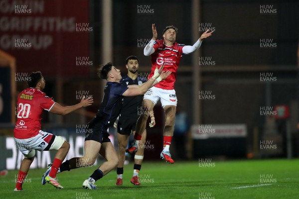 291125 - Scarlets v Glasgow Warriors - United Rugby Championship - Tomi Lewis of Scarlets challenges Kerr Johnston of Glasgow for a high ball