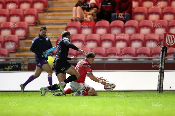 291125 - Scarlets v Glasgow Warriors - United Rugby Championship - Macs Page of Scarlets scores a try 