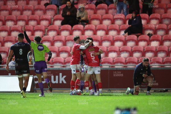291125 - Scarlets v Glasgow Warriors - United Rugby Championship - Scarlets celebrate Macs Page try