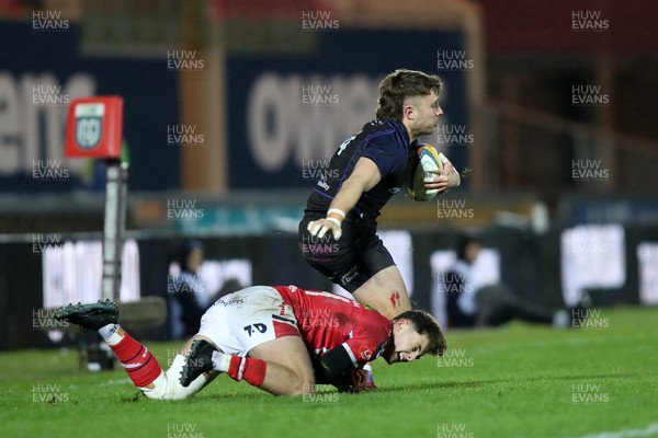 291125 - Scarlets v Glasgow Warriors - United Rugby Championship - Kyle Rowe of Glasgow evades a Iori Badham of Scarlets tackle 