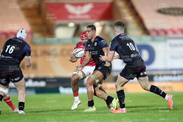 291125 - Scarlets v Glasgow Warriors - United Rugby Championship - Mackenzie Duncan of Glasgow feeds to Dan Lancaster 
