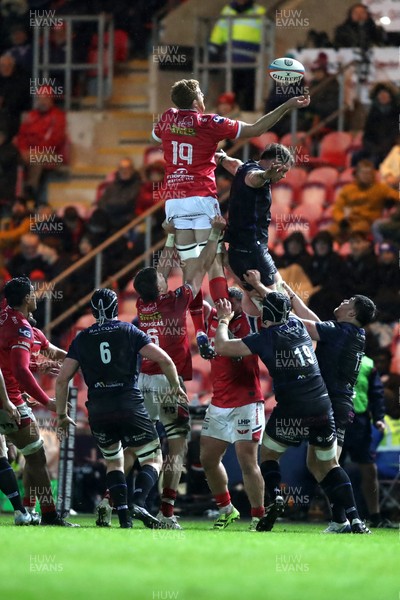 291125 - Scarlets v Glasgow Warriors - United Rugby Championship - Harvey Cuckson of Scarlets wins a line out 