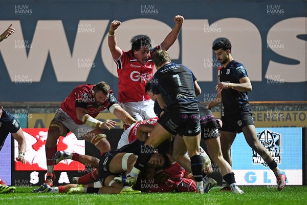 291125 - Scarlets v Glasgow Warriors - United Rugby Championship - Josh Macleod of Scarlets scores a try