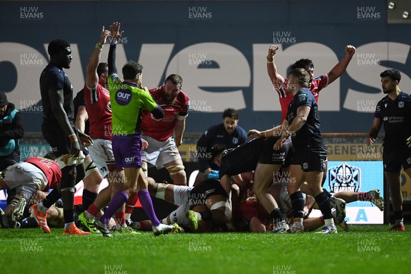 291125 - Scarlets v Glasgow Warriors - United Rugby Championship - Josh Macleod of Scarlets scores a try