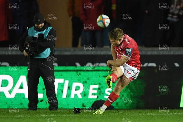 291125 - Scarlets v Glasgow Warriors - United Rugby Championship - Sam Costelow of Scarlets kicks the conversion