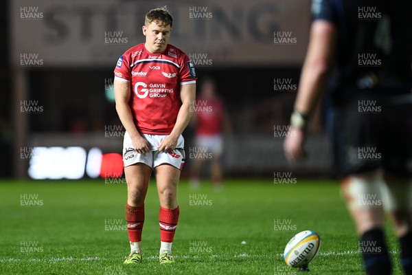 291125 - Scarlets v Glasgow Warriors - United Rugby Championship - Sam Costelow of Scarlets kicks a penalty