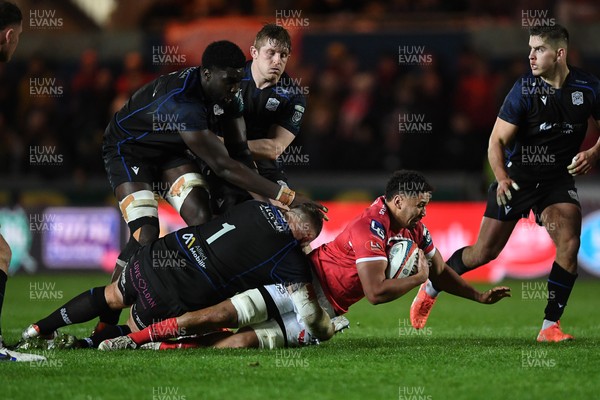 291125 - Scarlets v Glasgow Warriors - United Rugby Championship - Kemsley Mathias of Scarlets is challenged by Alex Craig of Glasgow