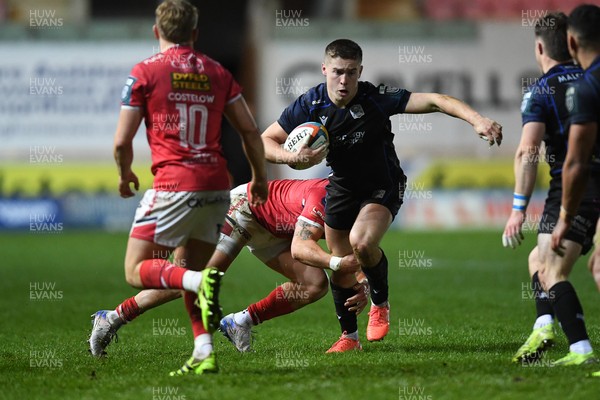 291125 - Scarlets v Glasgow Warriors - United Rugby Championship - Dan Lancaster of Glasgow is challenged by Archer Holz of Scarlets