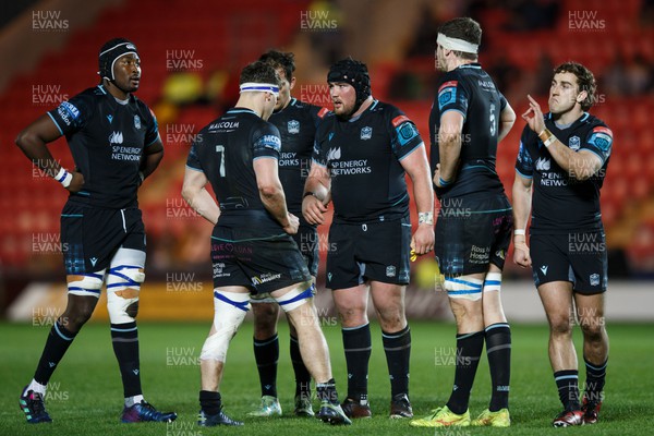 300324 - Scarlets v Glasgow Warriors - United Rugby Championship - Zander Fagerson of Glasgow talks to his team mates