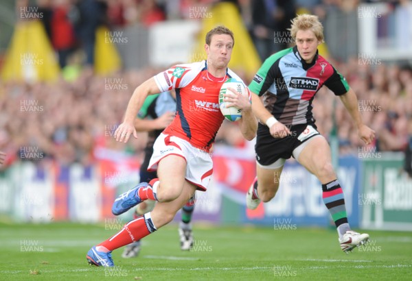 11.10.08 - Llanelli Scarlets v Harlequins - Heineken Cup - Scarlets Morgan Stoddart runs in to score try. 