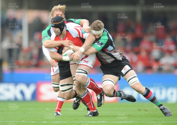 11.10.08 - Llanelli Scarlets v Harlequins - Heineken Cup - Scarlets David Lyons is tackled by Harlequins' Ollie Kohn(R) and Chris Robshaw. 