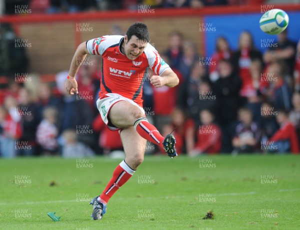 11.10.08 - Llanelli Scarlets v Harlequins - Heineken Cup - Scarlets Stephen Jones kicks at goal. 