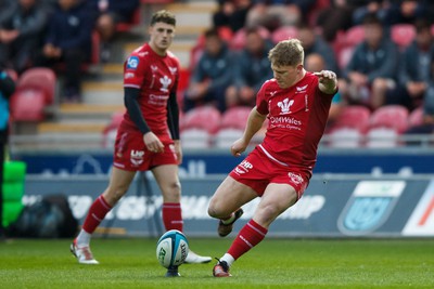 260424 - Scarlets v Hollywoodbets Sharks - United Rugby Championship - Sam Costelow of Scarlets kicks a penalty