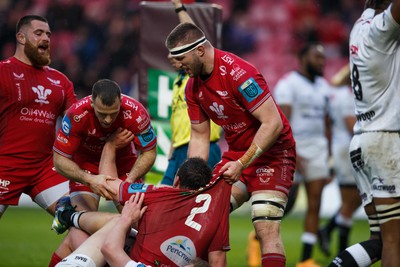 260424 - Scarlets v Hollywoodbets Sharks - United Rugby Championship - Scarlets celebrate after Ryan Elias of Scarlets scores a try