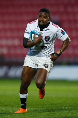 260424 - Scarlets v Hollywoodbets Sharks - United Rugby Championship - Siya Masuku of Sharks runs at the defence