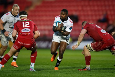 260424 - Scarlets v Hollywoodbets Sharks - United Rugby Championship - Siya Masuku of Sharks runs at the defence