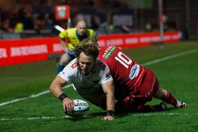 260424 - Scarlets v Hollywoodbets Sharks - United Rugby Championship - Werner Kok of Sharks scores a try