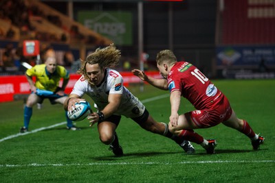 260424 - Scarlets v Hollywoodbets Sharks - United Rugby Championship - Werner Kok of Sharks scores a try