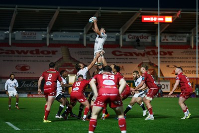 260424 - Scarlets v Hollywoodbets Sharks - United Rugby Championship - Emile van Heerden of Sharks wins a lineout