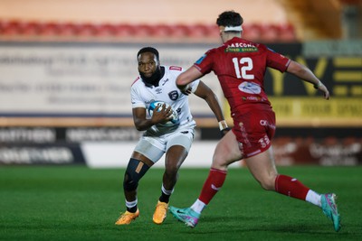 260424 - Scarlets v Hollywoodbets Sharks - United Rugby Championship - Lukhanyo Am of Sharks takes on Eddie James of Scarlets