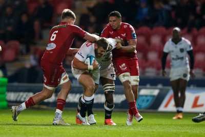 260424 - Scarlets v Hollywoodbets Sharks - United Rugby Championship - Vincent Tshituka of Sharks is tackled by Taine Plumtree and Dan Davis of Scarlets