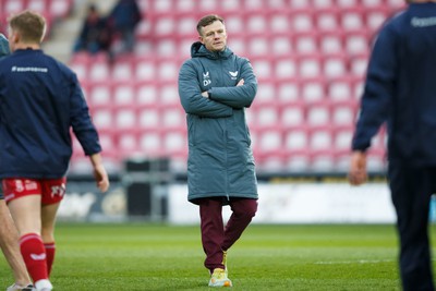 260424 - Scarlets v Hollywoodbets Sharks - United Rugby Championship - Scarlets head coach Dwayne Peel during the warm up