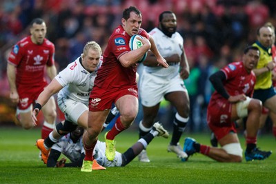 260424 - Scarlets v Hollywoodbets Sharks - United Rugby Championship - Ryan Elias of Scarlets makes a break on his way to scoring a try