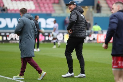 260424 - Scarlets v Hollywoodbets Sharks - United Rugby Championship - Scarlets Head Coach Dwayne Peel and Sharks Coach Jon Plumtree chat before kick off