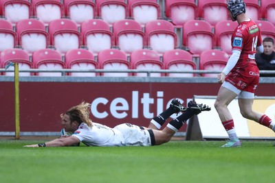 260424 - Scarlets v Hollywoodbets Sharks - United Rugby Championship - Werner Kok of Sharks slides in for a try