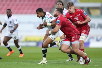 260424 - Scarlets v Hollywoodbets Sharks - United Rugby Championship - Grant Williams of Sharks is tackled by Sam Wainwright of Scarlets 