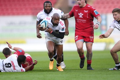 260424 - Scarlets v Hollywoodbets Sharks - United Rugby Championship - Makazole Mapimpi of Sharks makes a break