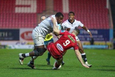 260424 - Scarlets v Hollywoodbets Sharks - United Rugby Championship - Fez Mbatha of Sharks hits Gareth Davies of Scarlets over on a charge 