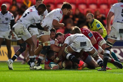 260424 - Scarlets v Hollywoodbets Sharks - United Rugby Championship - Kemsley Mathias of Scarlets scores a try